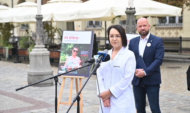 Konferencja podsumowująca miejski program dofinansowania do in vitro. Przed mikrofonem&nbsp;Anna Trawińska z Kliniki Leczenia Niepłodności InVicta&nbsp;