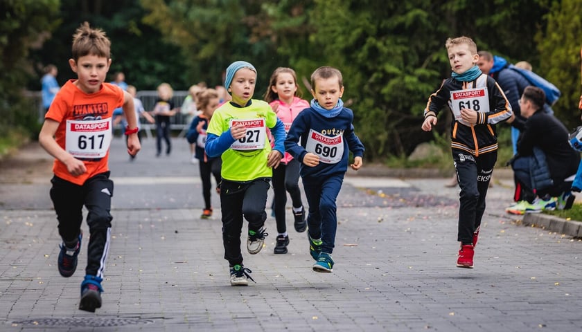 Specjalne trasy przygotowano dla dzieci: 400 metr&oacute;w dla dzieci w wieku 6-7 lat; 800 metr&oacute;w dla dzieci w wieku 8-9 lat; 1200 m metr&oacute;w dla dzieci w wieku 10-12 lat