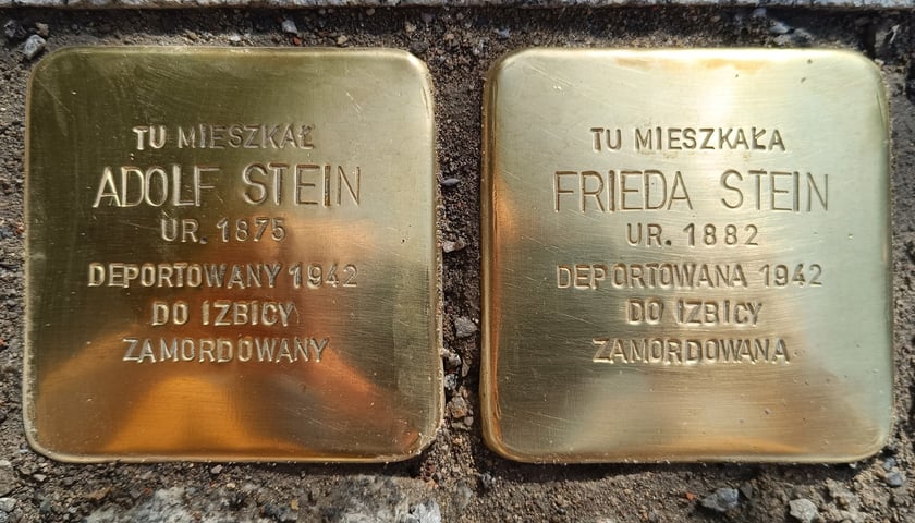 Powiększ obraz: Kamienie pamięci Fridy i Adolfa Steinów w Kątach Wrocławskich