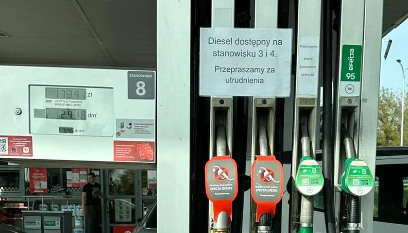 Powiększ obraz: Kartka z napisem "Diesel dostępny na stanowisku 3 i 4. Przepraszamy za utrudnienia" wywieszona na stacji benzynowej przy ul. Krzywoustego we Wrocławiu, 30.09.2023