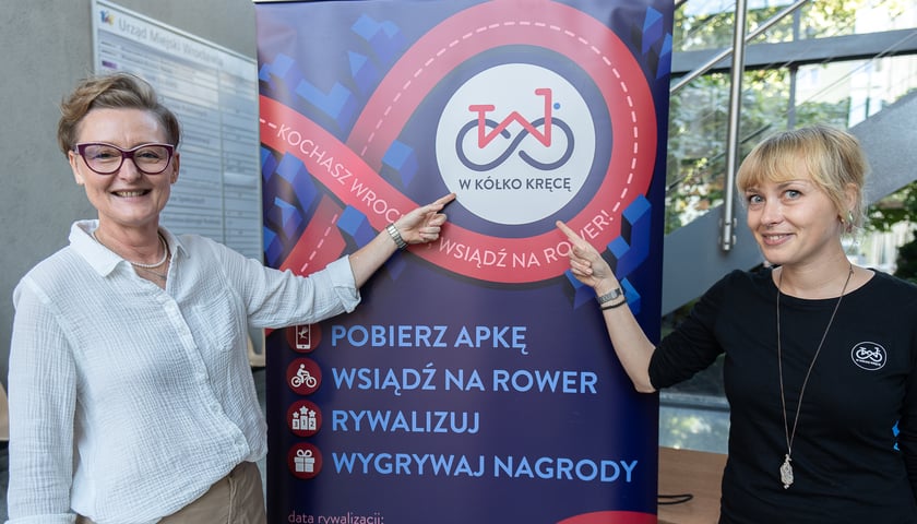Powiększ obraz: Monika Kozłowska-Święconek i Ula Jagielnicka z Biura Zrównoważonej Mobilności UMW