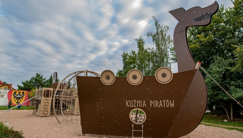 Powiększ obraz: Plac zabaw Kuźnia Piratów na osiedlu Kuźniki