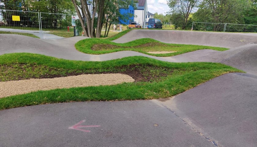 Powiększ obraz: Pumptrack na osiedlu Kuźniki