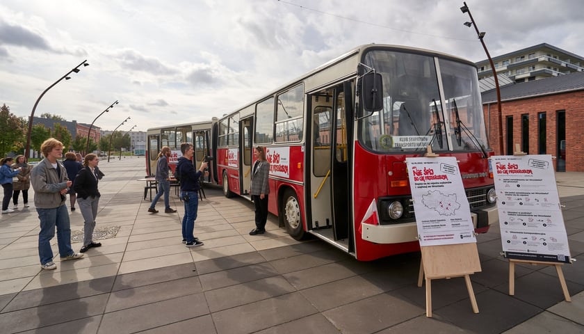 Powiększ obraz: Na zdjęciu inaguracja mobilnego punktu rejestracji wyborców w Ikarusie, Centrum Historii Zajezdnia we Wrocławiu