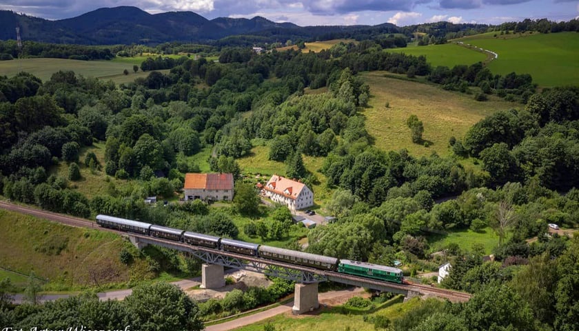 Powiększ obraz: Pociąg retro pojedzie z Wrocławia w Góry Sowie. Na zdjęciu pociąg na wiadukcie