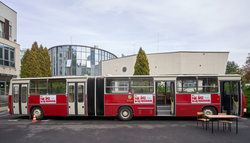 Spisobus na terenie kampusu Uniwersytetu Ekonomicznego we Wrocławiu