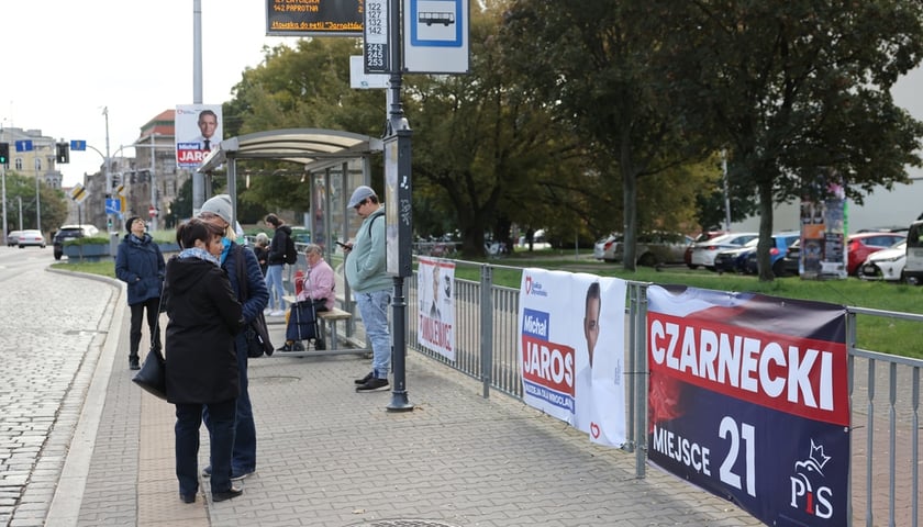 Powiększ obraz: <p>Materiały wyborcze w przestrzeni miejskiej dzień po wyborach&nbsp;&nbsp;</p>