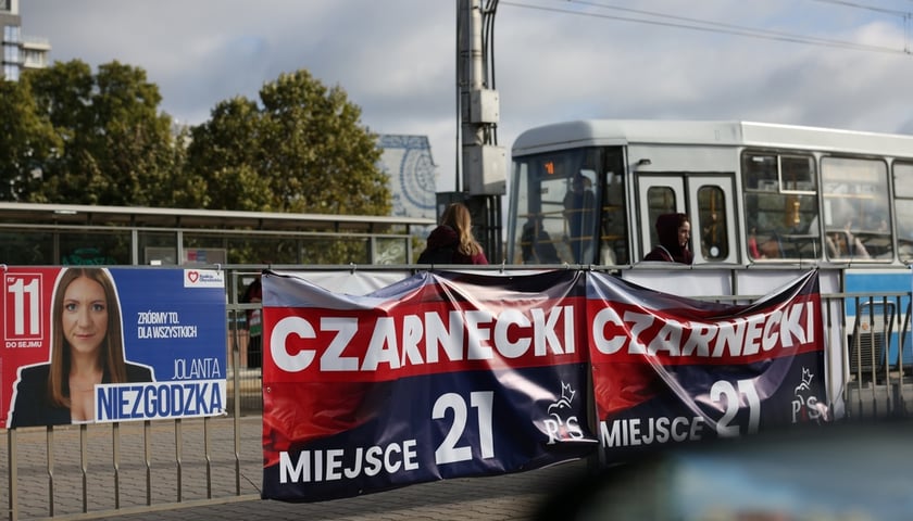 Materiały wyborcze w przestrzeni miejskiej dzień po wyborach&nbsp;&nbsp;