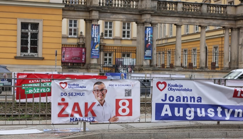 Materiały wyborcze w przestrzeni miejskiej dzień po wyborach&nbsp;&nbsp;