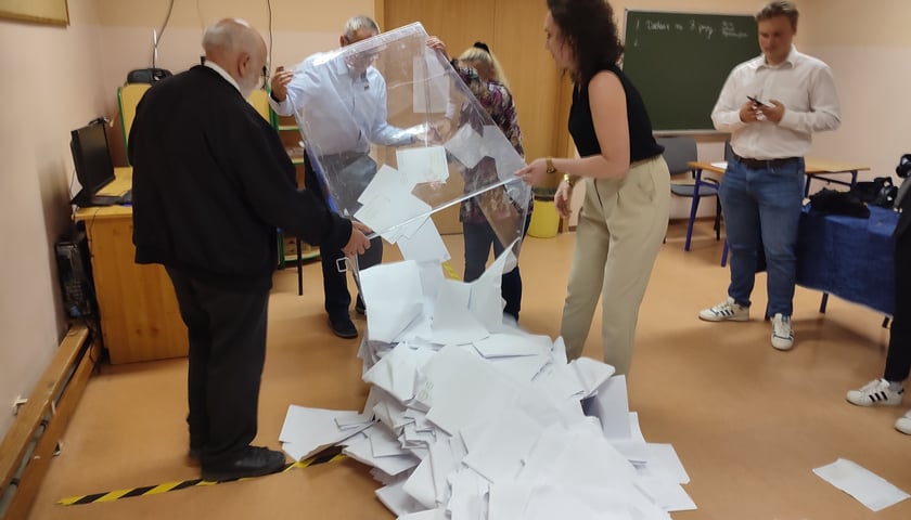 Powiększ obraz: <p>Otwieranie urny wyborczej w komisji przy ul. Sołtysowickiej</p>