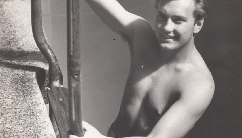 Powiększ obraz: Na czarno-białym zdjęciu Marek Petrusewicz, rekordzista Polski w pływaniu z roku 1953, w latach 50. ub. wieku