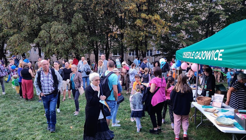 Powiększ obraz: Na zdjęciu dużo ludzi podczas festynu osiedlowego zorganizowanego na Gajowicach przez radę osiedla w 2022 roku