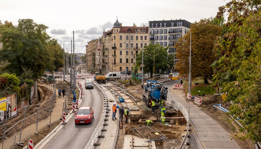 Powiększ obraz: Na zdjęciu robotnicy kładący torowisko na ul. Pomorskiej na wysokości skrzyżowania z ul. Łowiecką