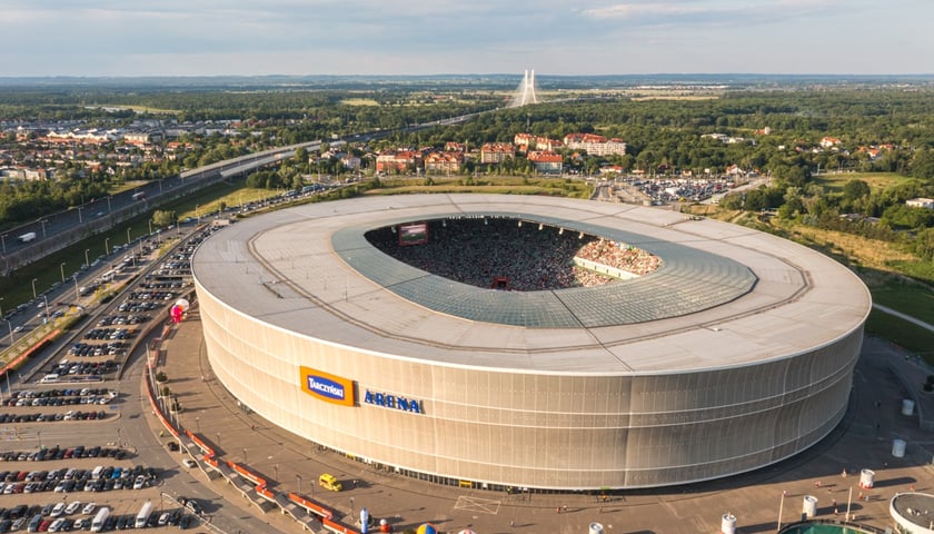 Powiększ obraz: Na zdjęciu stadion Tarczyński Arena z lotu ptaka, niepodświetlony, a więc w kolorze szarym