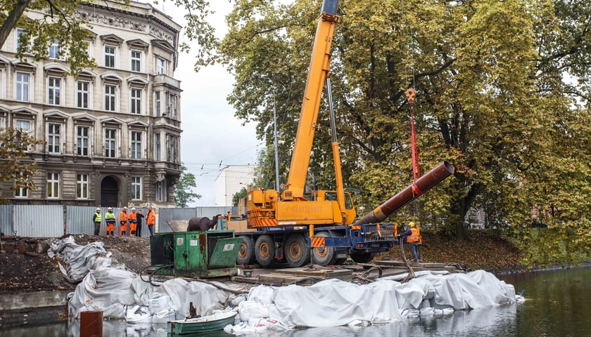 Trwają prace przy palowaniu podstawy kładki św. Antoniego