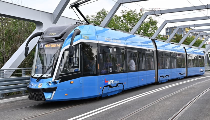 Powiększ obraz: <p>Trasa autobusowo-tramwajowa na Nowy Dwór. Więcej zdjęć <a href="../../../dla-mieszkanca/galeria/muchobor-wielki-muchobor-maly-nowy-dwor-co-sie-tam-wydarzylo,p,2" target="_blank" rel="noopener">tutaj</a>.</p>