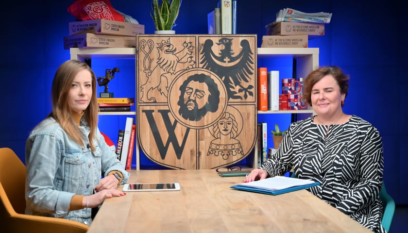 Powiększ obraz: Dziennikarka Wroclaw.TV w rozmowie z Anną Ciesłowską z Zarządu Cmentarzy Komunalnych