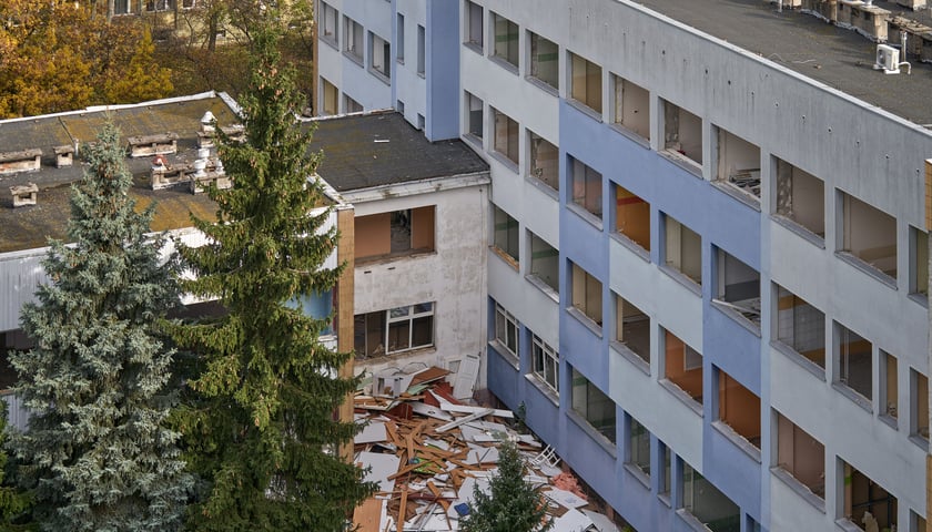 Powiększ obraz: Wyburzanie budynku po przychodni Practimed, 24 października 2023