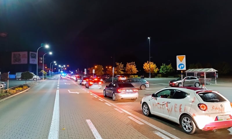 Powiększ obraz: Policyjna kontrola aut na Bielanach Wrocławskich, sobota 28 października 2023