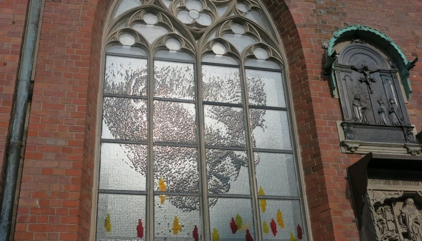 Powiększ obraz: <p>Słynny witraż z wiezrunkiem Jana Pawła II w kaplicy rajc&oacute;w</p>