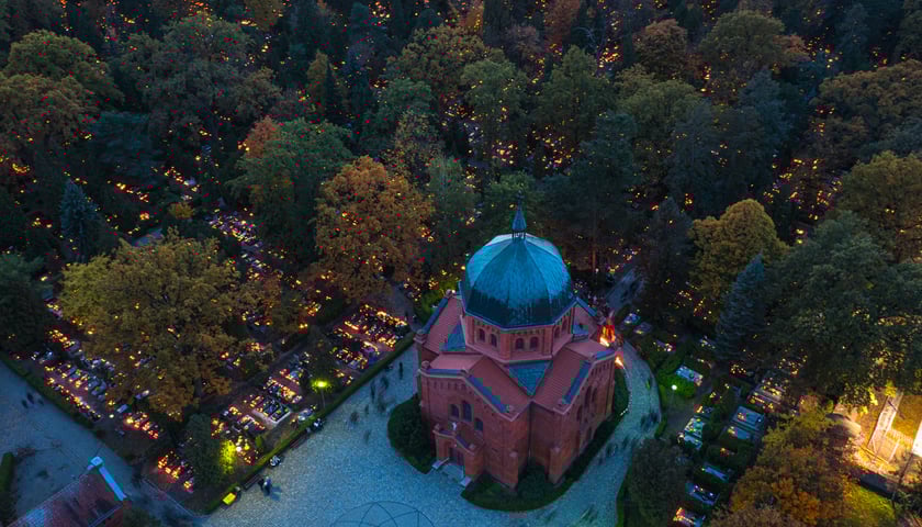 Powiększ obraz: Zdjęcie cmentarza z drona