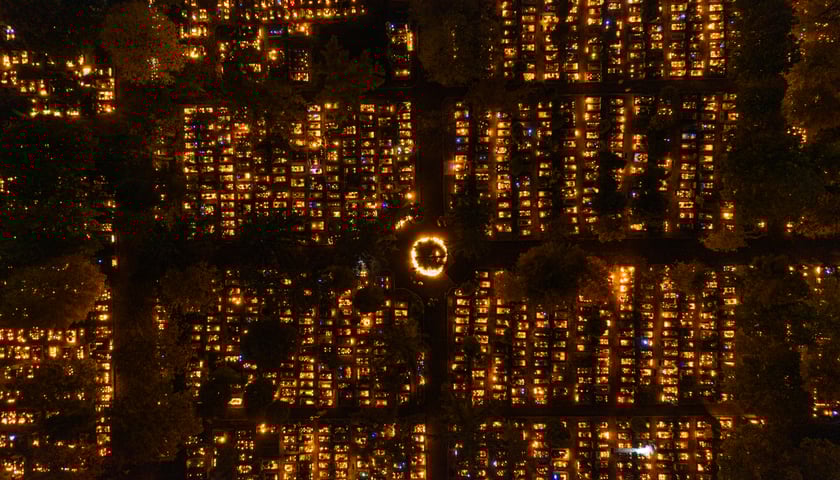 Powiększ obraz: Zdjęcie cmentarza z drona