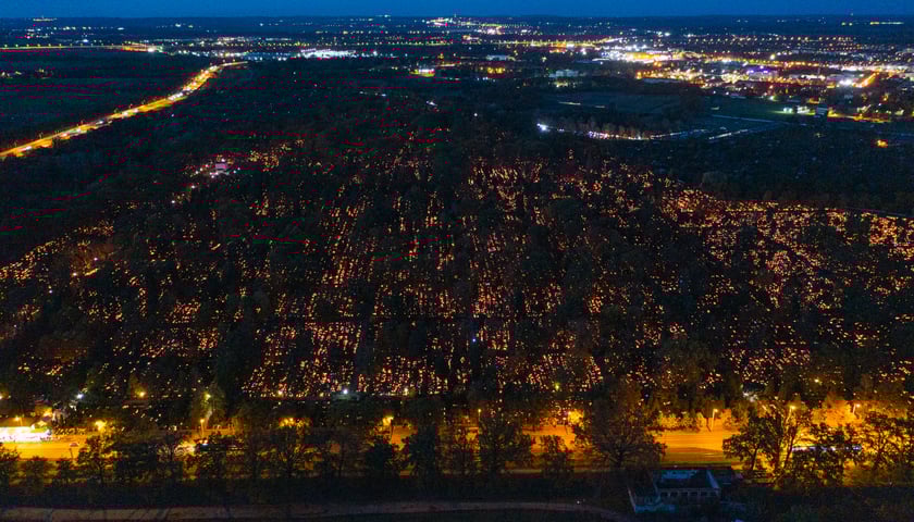 Powiększ obraz: Zdjęcie cmentarza z drona