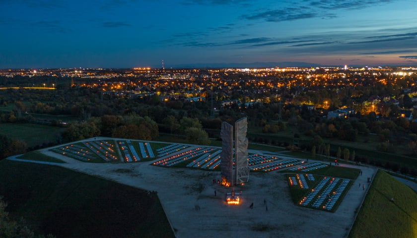 Powiększ obraz: Zdjęcie cmentarza z drona