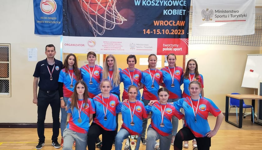 Powiększ obraz: <p>Koszykarki z Wrocławskiego Klubu Sportowego Niesłyszących ŚWIT udekorowane złotymi medalami</p>