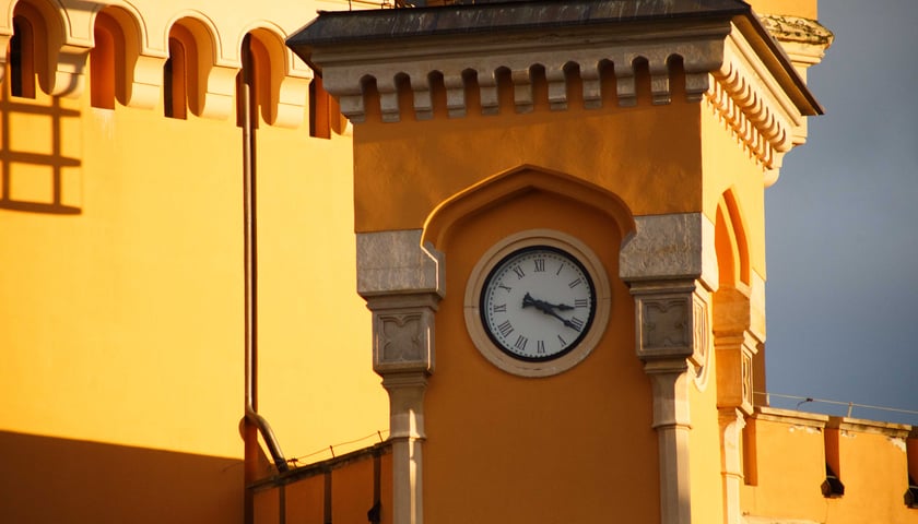 Powiększ obraz: Opóźniający się zegar na wieży budynku Dworca Głównego we Wrocławiu