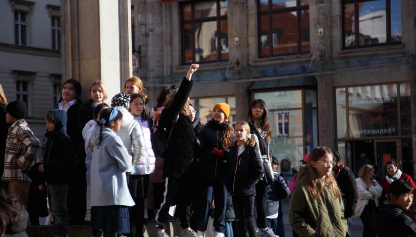 Powiększ obraz: 105 dzieci z 23 krajów, na co dzień uczą się w szkole American School of Wroclaw. Zaśpiewały hymn Polski z okazji 105. Rocznicy Niepodległości pod pręgierzem na wrocławskim rynku