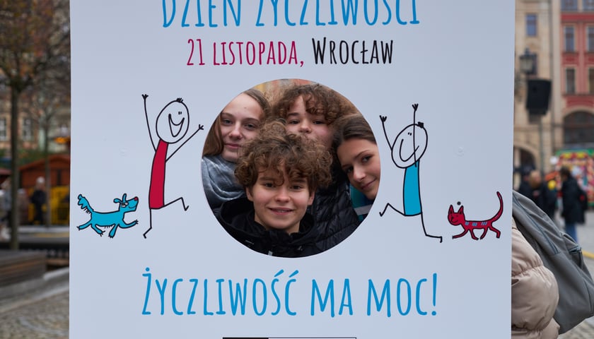 Powiększ obraz: Dzieci z ramką do zdjęć z okazji Dnia Życzliwości 2022