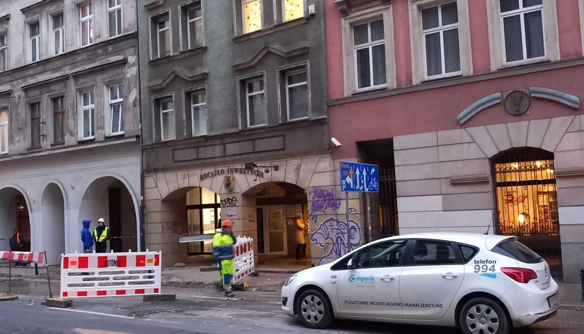 Ulica Ruska we Wrocławiu - trwa usuwanie awarii wodociągowej