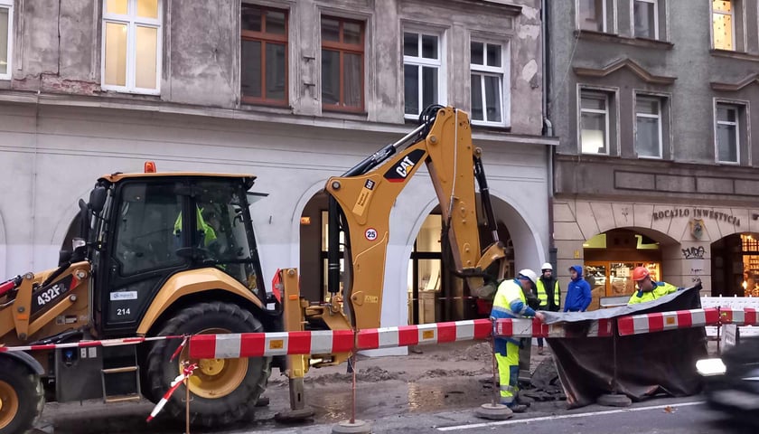 Ulica Ruska we Wrocławiu - trwa usuwanie awarii wodociągowej