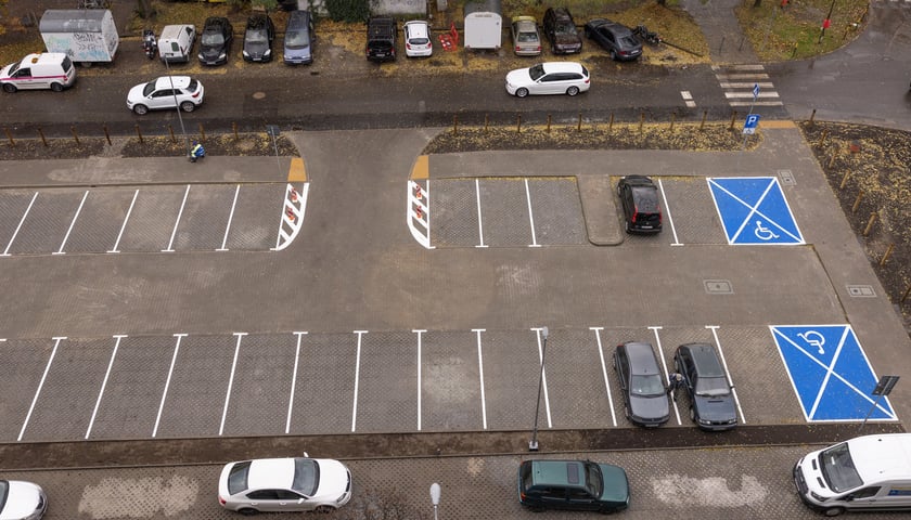 Nowy parking przy ul. Krynickiej na Gaju został otwarty i oddany do użytku mieszkańcom.