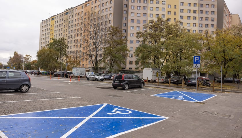 Nowy parking przy ul. Krynickiej na Gaju został otwarty i oddany do użytku mieszkańcom.