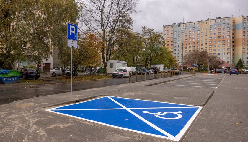 Nowy parking przy ul. Krynickiej na Gaju został otwarty i oddany do użytku mieszkańcom.