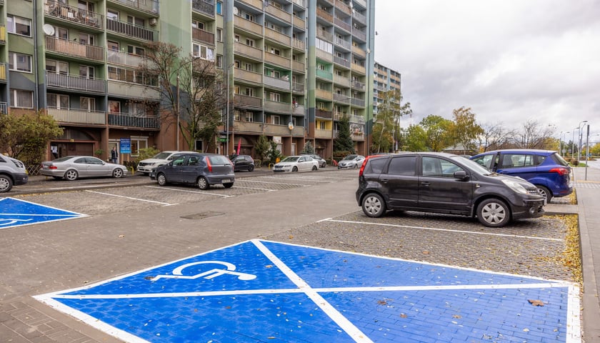 Nowy parking przy ul. Krynickiej na Gaju został otwarty i oddany do użytku mieszkańcom.