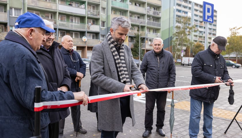 Nowy parking przy ul. Krynickiej na Gaju został otwarty i oddany do użytku mieszkańcom.