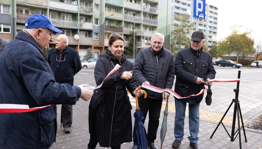 Nowy parking przy ul. Krynickiej na Gaju został otwarty i oddany do użytku mieszkańcom.