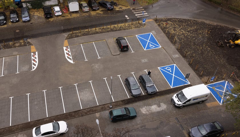 Nowy parking przy ul. Krynickiej na Gaju został otwarty i oddany do użytku mieszkańcom.