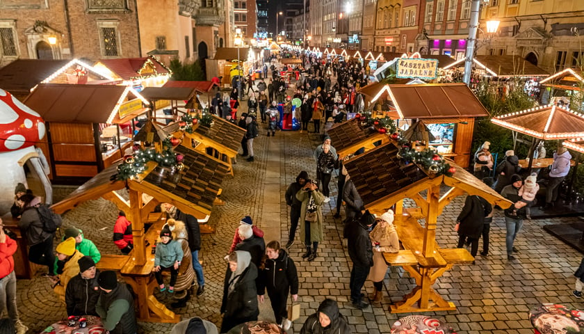 Powiększ obraz: Iluminacja na przy Jarmarku Bożonarodzeniowym