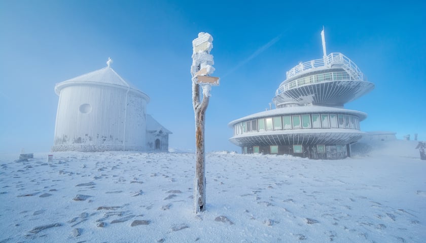 Schronisko na Śnieżce podczas zimy