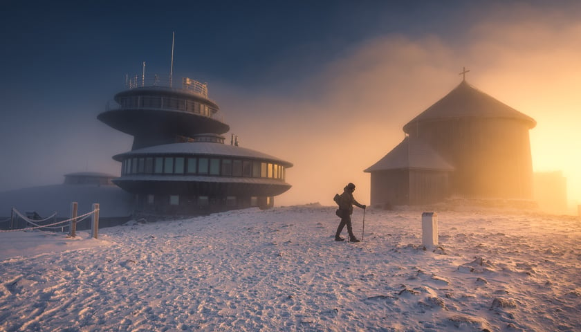 Schronisko na Śnieżce podczas zimy