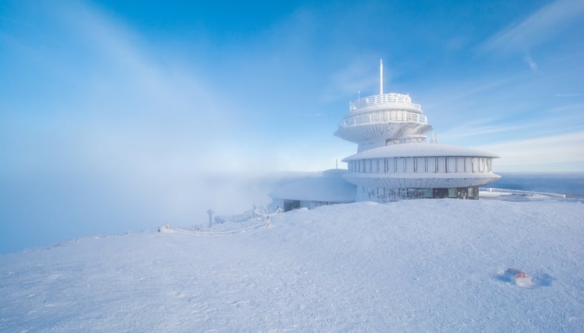 Schronisko na Śnieżce podczas zimy