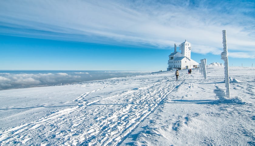 Powiększ obraz: Schronisko Śnieżne Kotły podczas zimy