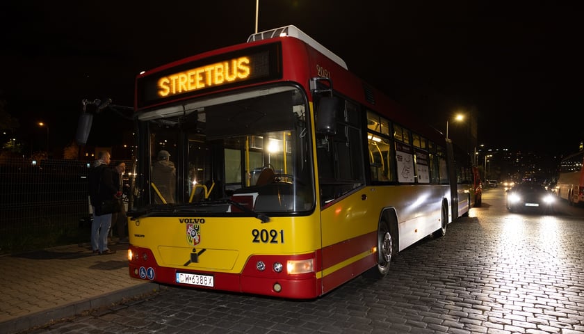 Powiększ obraz: Na zdjęciu zaparkowany autobus MPK Wrocław z napisem STREETBUS wieczorem