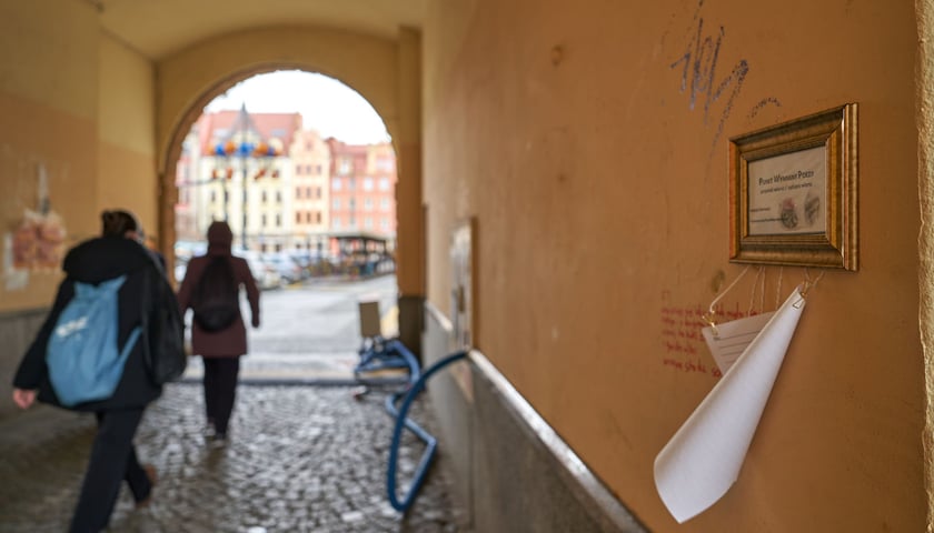 Powiększ obraz: <p>Przejście między pl. Solnym a ul. Szajnochy z Punktem Wymiany Poezji</p>