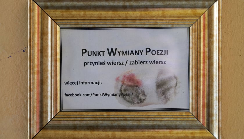 Powiększ obraz: <p>Przejście między pl. Solnym a ul. Szajnochy z Punktem Wymiany Poezji</p>