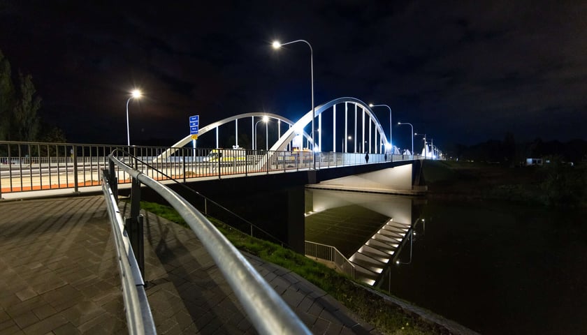 Powiększ obraz: Mosty Chrobrego nocą.